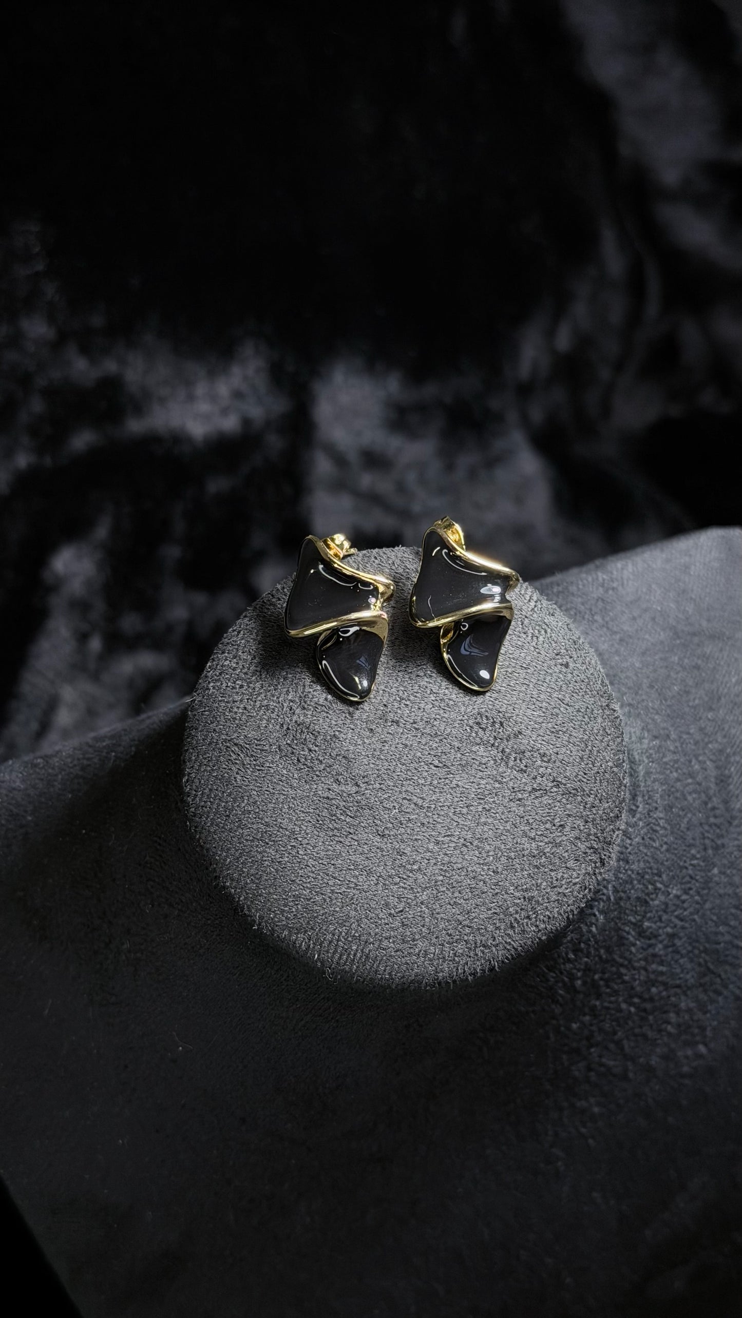 Brinco Preto com Contorno Dourado