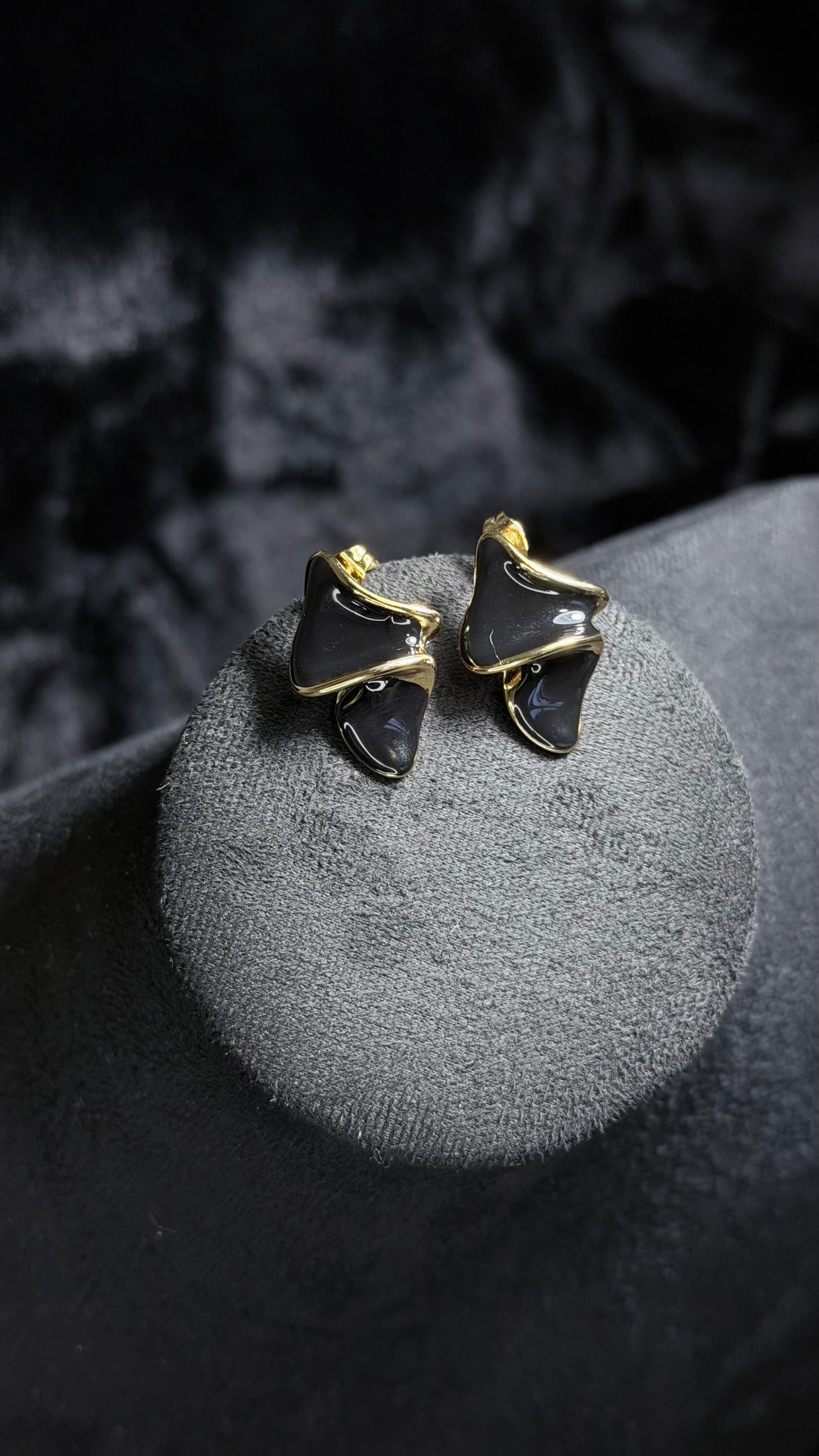 Brinco Preto com Contorno Dourado