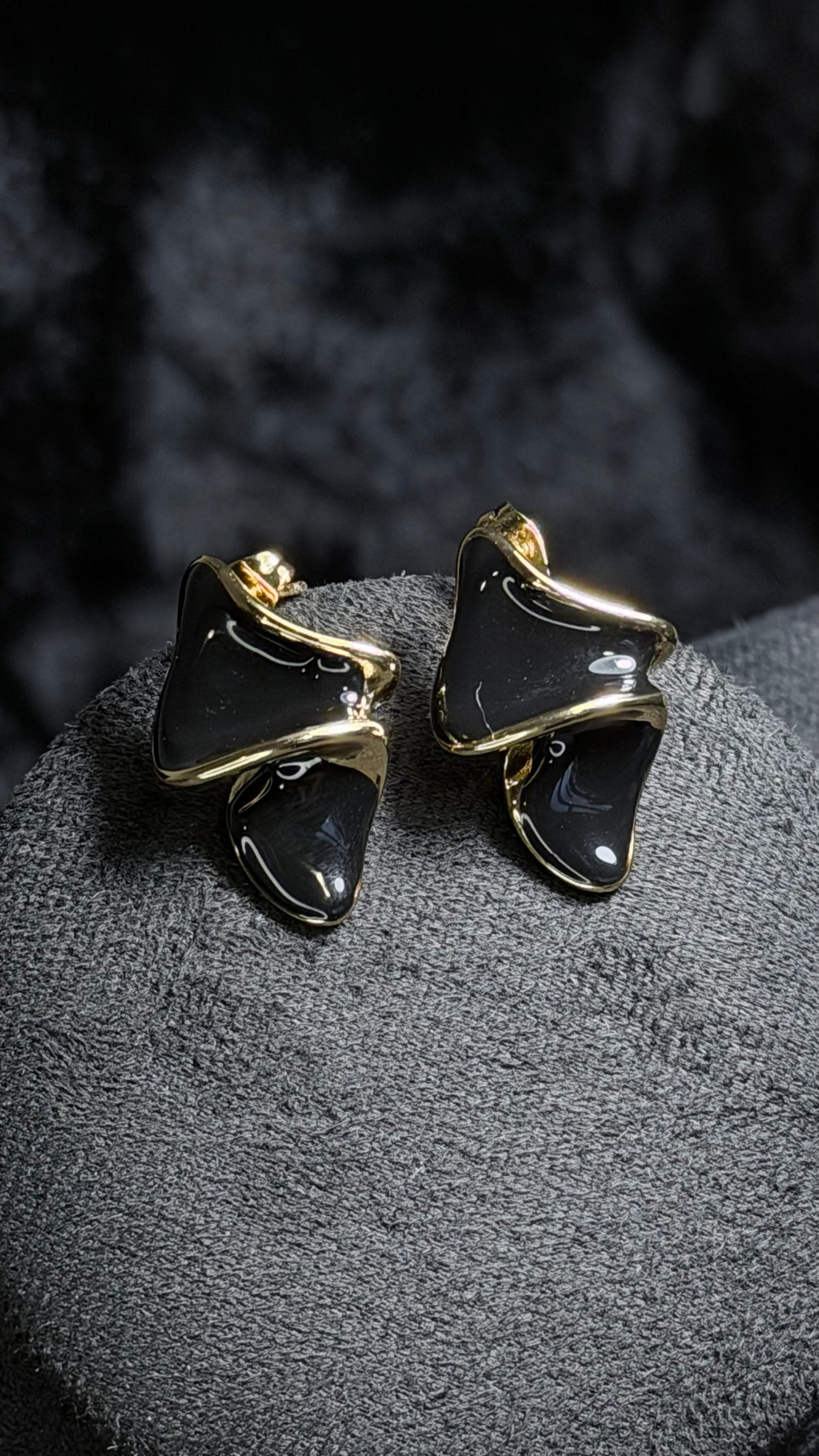 Brinco Preto com Contorno Dourado