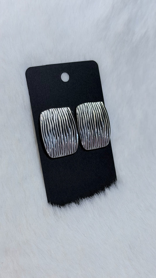 Brincos Prateados Texturizados Quadrados